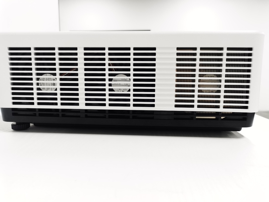 ليزر FLYIN 4K 3LCD 7000 Ansi Lumens Projector 3840*2160 معدات العرض في الأماكن الكبيرة للخارج